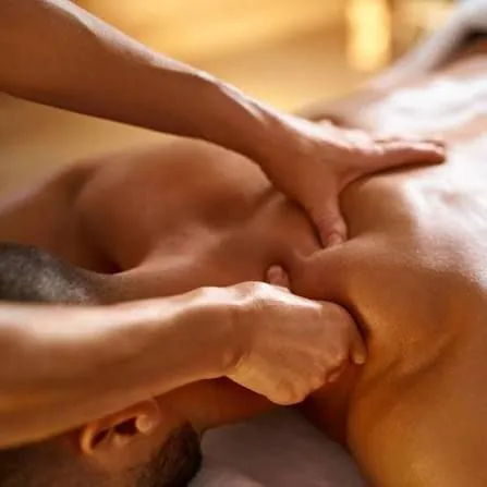 Salle de traitement clinique avec table de massage, lumière douce
