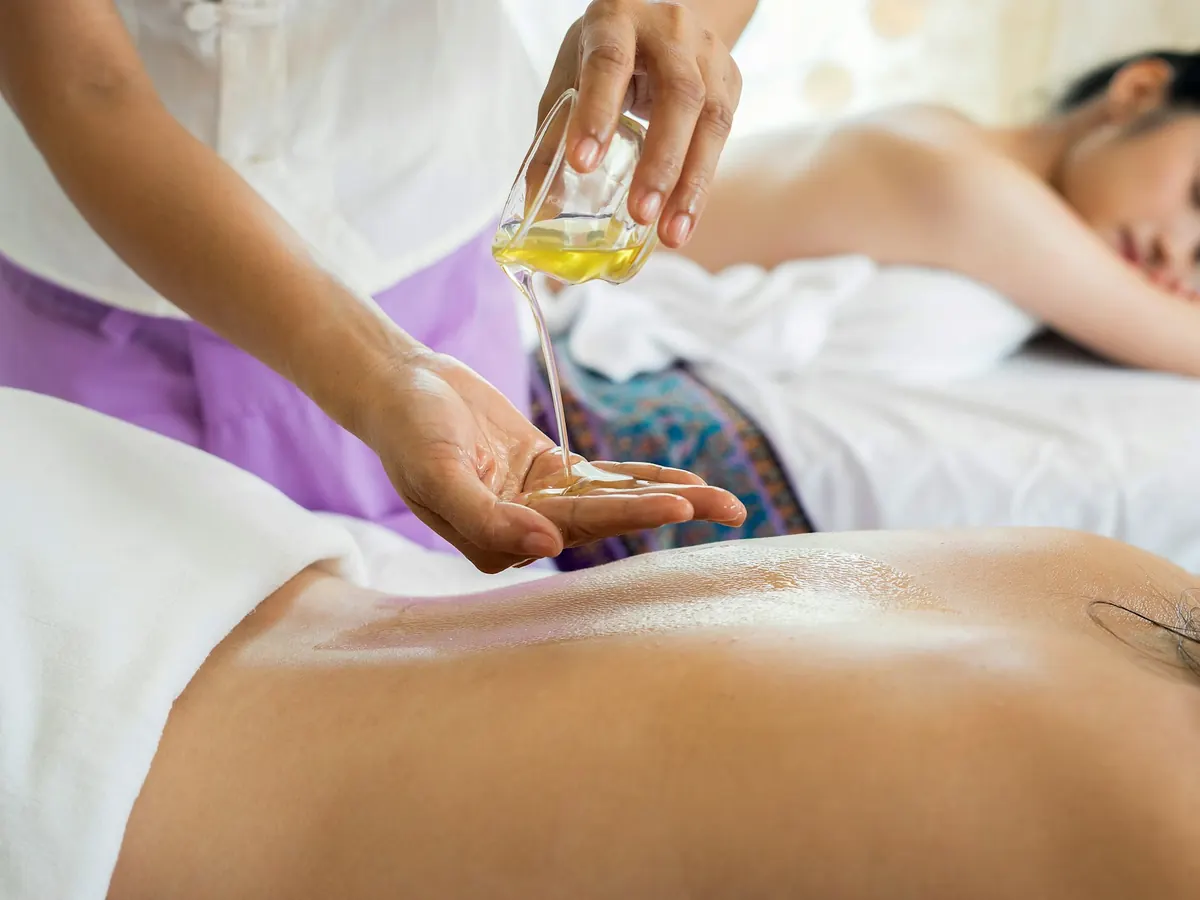 Application d’huile de massage avant un soin, pour les clients de Lanaudière
